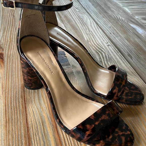 Banana Republic Shoes - Banana Republic Like New Animal Print Heels 9